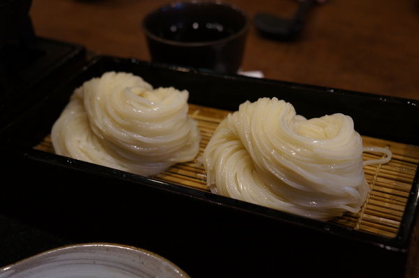 稻庭養助饂飩專門店:(胖樺食記)台北市松江路超級好吃的烏龍麵「稻庭養助饂飩專門店」。雪白如絲綢般的麵條讓人一秒到日本。