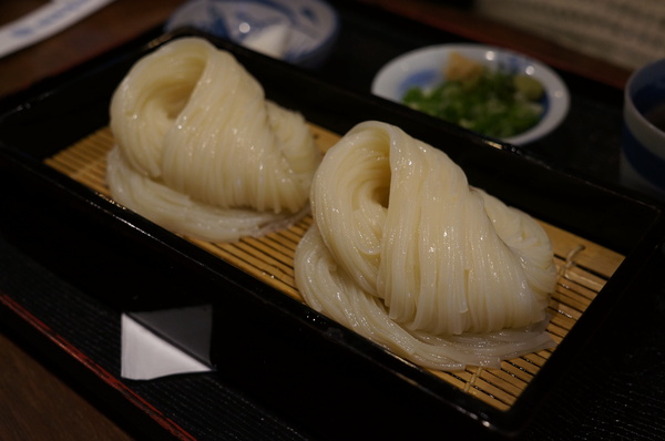 稻庭養助饂飩專門店:(胖樺食記)台北市松江路超級好吃的烏龍麵「稻庭養助饂飩專門店」。雪白如絲綢般的麵條讓人一秒到日本。