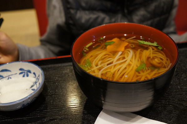 稻庭養助饂飩專門店:(胖樺食記)台北市松江路超級好吃的烏龍麵「稻庭養助饂飩專門店」。雪白如絲綢般的麵條讓人一秒到日本。