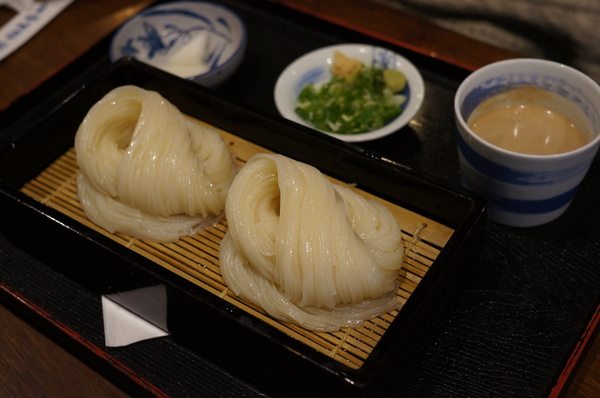 稻庭養助饂飩專門店:(胖樺食記)台北市松江路超級好吃的烏龍麵「稻庭養助饂飩專門店」。雪白如絲綢般的麵條讓人一秒到日本。