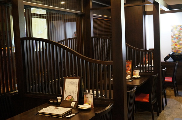 稻庭養助饂飩專門店:(胖樺食記)台北市松江路超級好吃的烏龍麵「稻庭養助饂飩專門店」。雪白如絲綢般的麵條讓人一秒到日本。