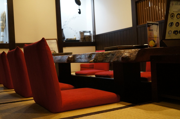 稻庭養助饂飩專門店:(胖樺食記)台北市松江路超級好吃的烏龍麵「稻庭養助饂飩專門店」。雪白如絲綢般的麵條讓人一秒到日本。