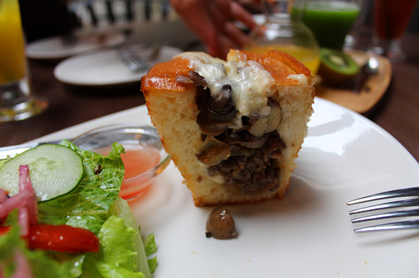 Drip Cafe 好滴：[台北] 好滴可拿滋X牛肉起司 = 美好的一天