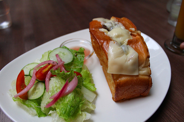 Drip Cafe 好滴：[台北] 好滴可拿滋X牛肉起司 = 美好的一天