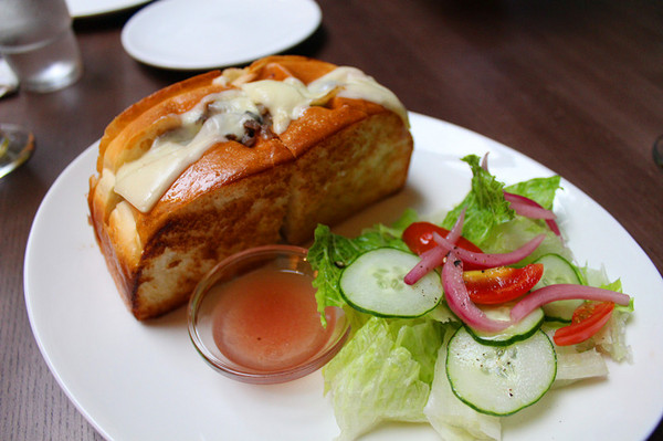 Drip Cafe 好滴：[台北] 好滴可拿滋X牛肉起司 = 美好的一天