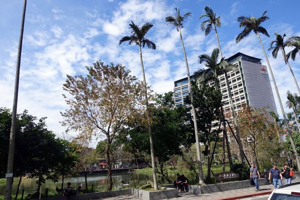 Drip Cafe 好滴：(胖樺食記)甜點及飲料會將人制約的「好滴咖啡」。冷熱交織的可拿滋讓人念茲在茲無法忘懷