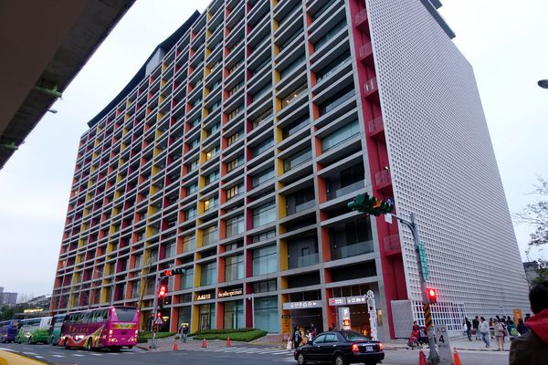 Drip Cafe 好滴：(胖樺食記)甜點及飲料會將人制約的「好滴咖啡」。冷熱交織的可拿滋讓人念茲在茲無法忘懷