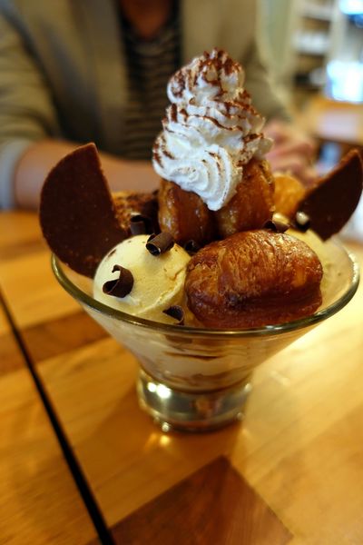 Drip Cafe 好滴：(胖樺食記)甜點及飲料會將人制約的「好滴咖啡」。冷熱交織的可拿滋讓人念茲在茲無法忘懷