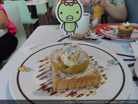 我點的是小河童超愛的焦糖蘋果吐司佐香草冰淇淋~呼,好長的名字