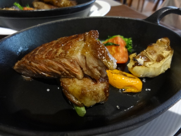 犇 和牛館：犇 和牛館 (三館) - 黑鑄鐵牛排雙重奏