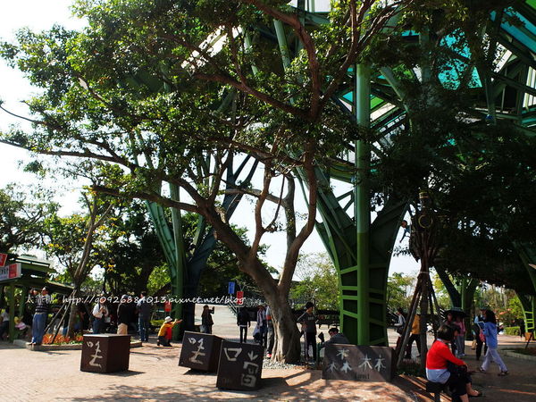 幾米廣場：【宜蘭】跟著幾米一起宜蘭小旅行。幾米廣場「向左走．向右走」、「星空」與「地下鐵」。森林裡的火車站「閉眼微笑的長頸鹿」。丟丟噹森林廣場出現飛天星空列車