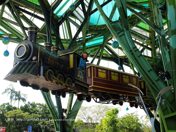 幾米廣場：【宜蘭】跟著幾米一起宜蘭小旅行。幾米廣場「向左走．向右走」、「星空」與「地下鐵」。森林裡的火車站「閉眼微笑的長頸鹿」。丟丟噹森林廣場出現飛天星空列車