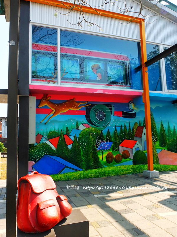 幾米廣場:【宜蘭】跟著幾米一起宜蘭小旅行。幾米廣場「向左走.向右走」、「星空」與「地下鐵」。森林裡的火車站「閉眼微笑的長頸鹿」。丟丟噹森林廣場出現飛天星空列車