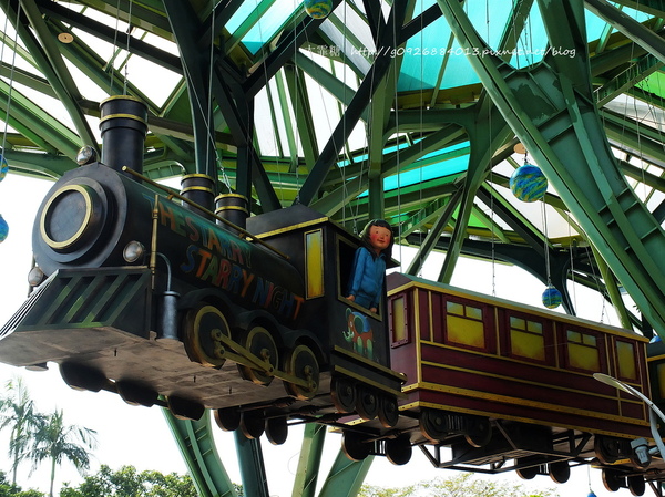 幾米廣場:【宜蘭】跟著幾米一起宜蘭小旅行。幾米廣場「向左走.向右走」、「星空」與「地下鐵」。森林裡的火車站「閉眼微笑的長頸鹿」。丟丟噹森林廣場出現飛天星空列車