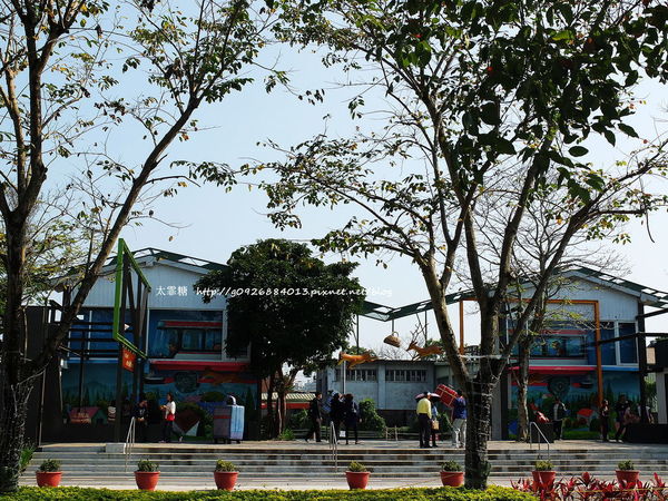 幾米廣場:【宜蘭】跟著幾米一起宜蘭小旅行。幾米廣場「向左走.向右走」、「星空」與「地下鐵」。森林裡的火車站「閉眼微笑的長頸鹿」。丟丟噹森林廣場出現飛天星空列車