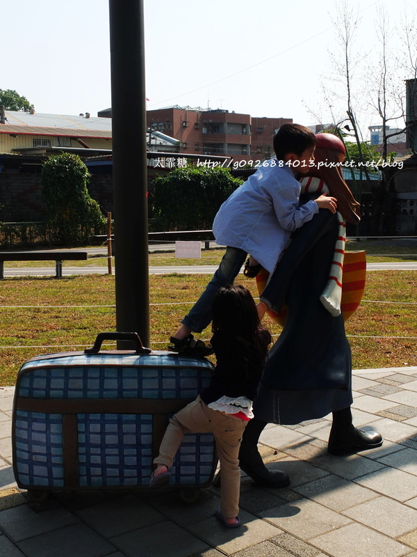 幾米廣場:【宜蘭】跟著幾米一起宜蘭小旅行。幾米廣場「向左走.向右走」、「星空」與「地下鐵」。森林裡的火車站「閉眼微笑的長頸鹿」。丟丟噹森林廣場出現飛天星空列車