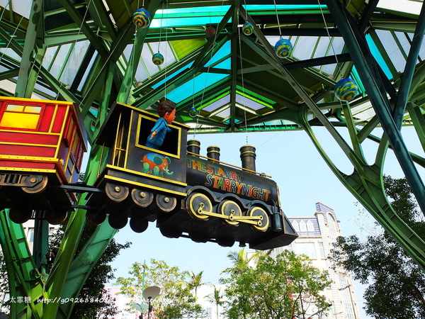 幾米廣場:【宜蘭】跟著幾米一起宜蘭小旅行。幾米廣場「向左走.向右走」、「星空」與「地下鐵」。森林裡的火車站「閉眼微笑的長頸鹿」。丟丟噹森林廣場出現飛天星空列車