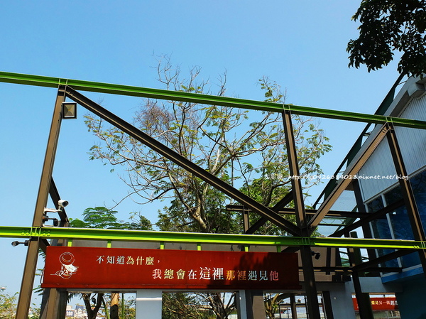 幾米廣場:【宜蘭】跟著幾米一起宜蘭小旅行。幾米廣場「向左走.向右走」、「星空」與「地下鐵」。森林裡的火車站「閉眼微笑的長頸鹿」。丟丟噹森林廣場出現飛天星空列車