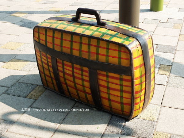 幾米廣場:【宜蘭】跟著幾米一起宜蘭小旅行。幾米廣場「向左走.向右走」、「星空」與「地下鐵」。森林裡的火車站「閉眼微笑的長頸鹿」。丟丟噹森林廣場出現飛天星空列車