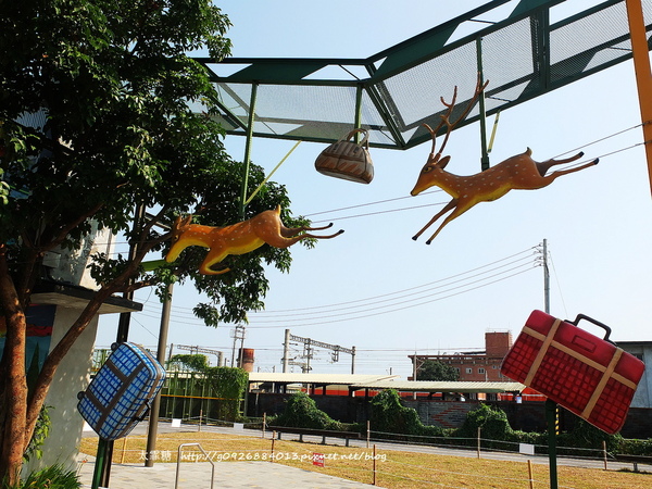 幾米廣場:【宜蘭】跟著幾米一起宜蘭小旅行。幾米廣場「向左走.向右走」、「星空」與「地下鐵」。森林裡的火車站「閉眼微笑的長頸鹿」。丟丟噹森林廣場出現飛天星空列車