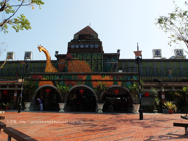 幾米廣場:【宜蘭】跟著幾米一起宜蘭小旅行。幾米廣場「向左走.向右走」、「星空」與「地下鐵」。森林裡的火車站「閉眼微笑的長頸鹿」。丟丟噹森林廣場出現飛天星空列車