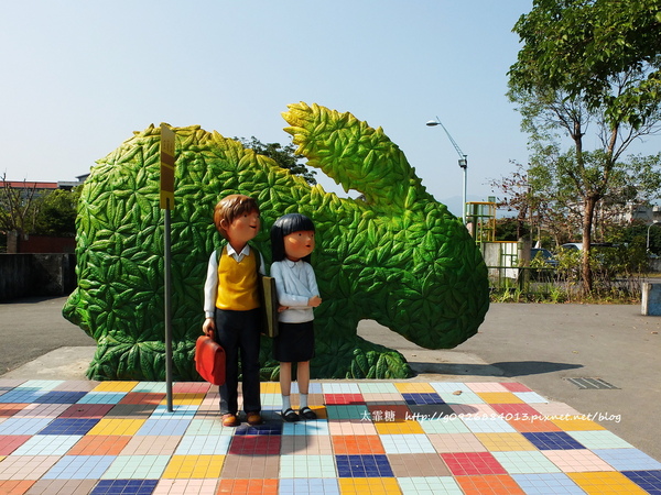 幾米廣場:【宜蘭】跟著幾米一起宜蘭小旅行。幾米廣場「向左走.向右走」、「星空」與「地下鐵」。森林裡的火車站「閉眼微笑的長頸鹿」。丟丟噹森林廣場出現飛天星空列車