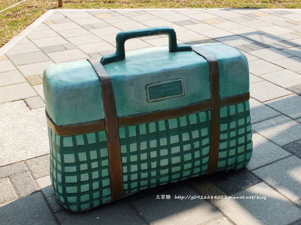 幾米廣場：【宜蘭】跟著幾米一起宜蘭小旅行。幾米廣場「向左走．向右走」、「星空」與「地下鐵」。森林裡的火車站「閉眼微笑的長頸鹿」。丟丟噹森林廣場出現飛天星空列車