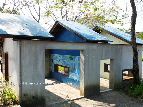 幾米廣場:【宜蘭】跟著幾米一起宜蘭小旅行。幾米廣場「向左走.向右走」、「星空」與「地下鐵」。森林裡的火車站「閉眼微笑的長頸鹿」。丟丟噹森林廣場出現飛天星空列車