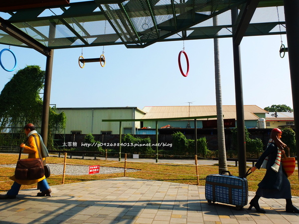 幾米廣場:【宜蘭】跟著幾米一起宜蘭小旅行。幾米廣場「向左走.向右走」、「星空」與「地下鐵」。森林裡的火車站「閉眼微笑的長頸鹿」。丟丟噹森林廣場出現飛天星空列車