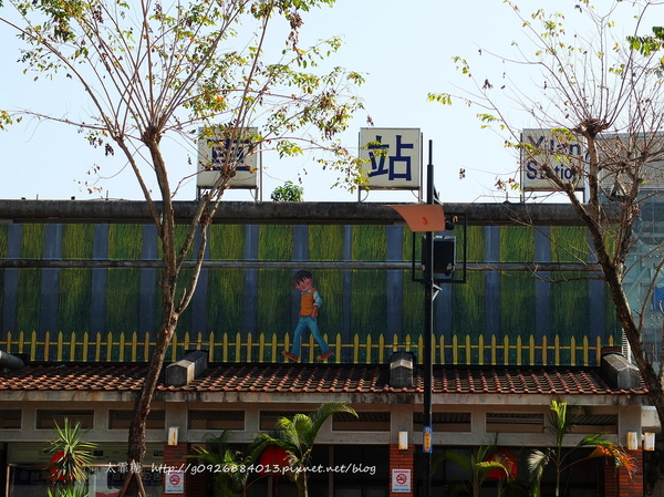 幾米廣場:【宜蘭】跟著幾米一起宜蘭小旅行。幾米廣場「向左走.向右走」、「星空」與「地下鐵」。森林裡的火車站「閉眼微笑的長頸鹿」。丟丟噹森林廣場出現飛天星空列車