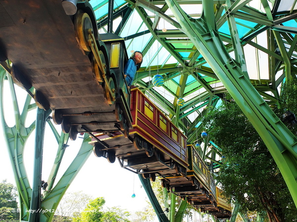 幾米廣場：【宜蘭】跟著幾米一起宜蘭小旅行。幾米廣場「向左走．向右走」、「星空」與「地下鐵」。森林裡的火車站「閉眼微笑的長頸鹿」。丟丟噹森林廣場出現飛天星空列車