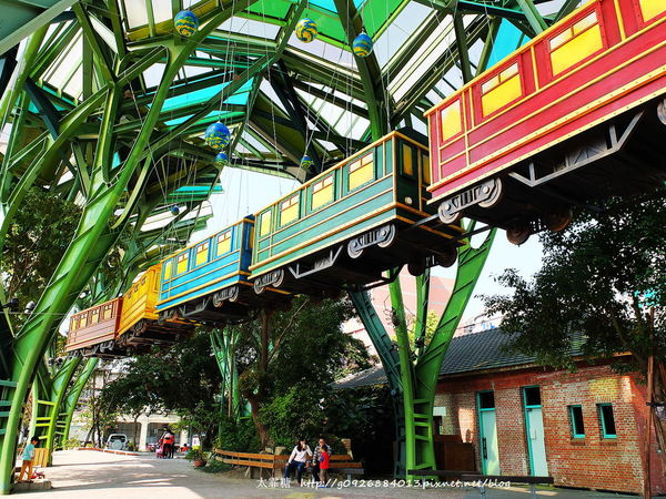 幾米廣場：【宜蘭】跟著幾米一起宜蘭小旅行。幾米廣場「向左走．向右走」、「星空」與「地下鐵」。森林裡的火車站「閉眼微笑的長頸鹿」。丟丟噹森林廣場出現飛天星空列車