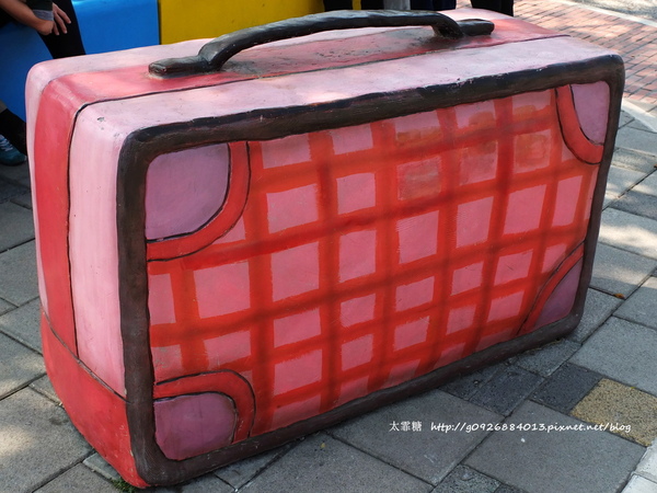 幾米廣場:【宜蘭】跟著幾米一起宜蘭小旅行。幾米廣場「向左走.向右走」、「星空」與「地下鐵」。森林裡的火車站「閉眼微笑的長頸鹿」。丟丟噹森林廣場出現飛天星空列車