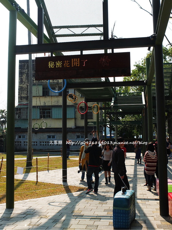 幾米廣場：【宜蘭】跟著幾米一起宜蘭小旅行。幾米廣場「向左走．向右走」、「星空」與「地下鐵」。森林裡的火車站「閉眼微笑的長頸鹿」。丟丟噹森林廣場出現飛天星空列車