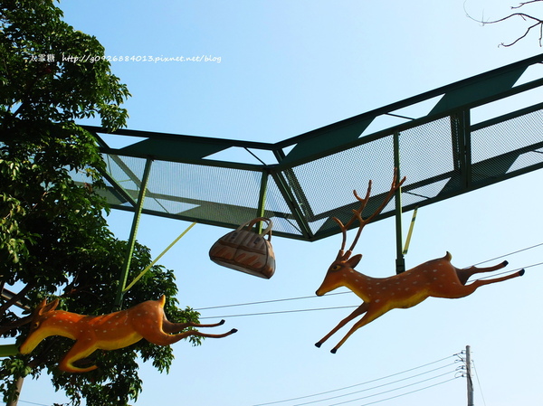 幾米廣場:【宜蘭】跟著幾米一起宜蘭小旅行。幾米廣場「向左走.向右走」、「星空」與「地下鐵」。森林裡的火車站「閉眼微笑的長頸鹿」。丟丟噹森林廣場出現飛天星空列車