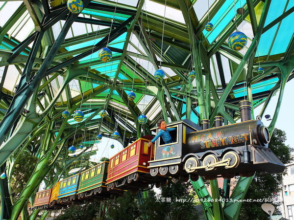 幾米廣場：【宜蘭】跟著幾米一起宜蘭小旅行。幾米廣場「向左走．向右走」、「星空」與「地下鐵」。森林裡的火車站「閉眼微笑的長頸鹿」。丟丟噹森林廣場出現飛天星空列車