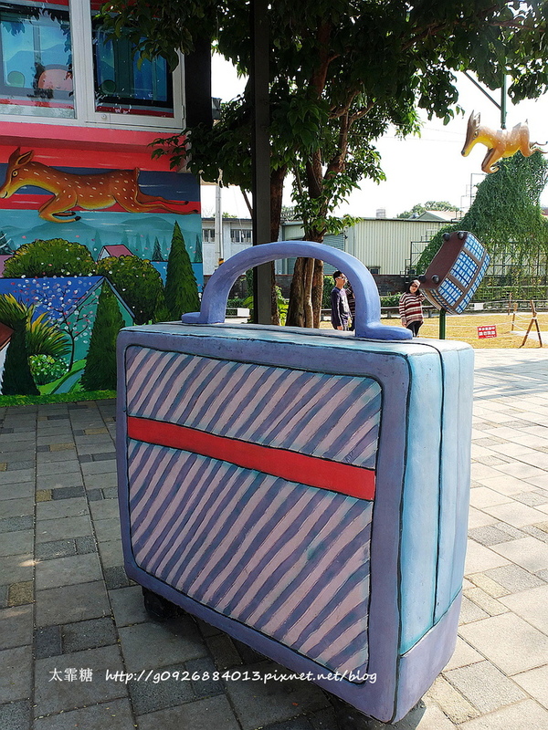 幾米廣場:【宜蘭】跟著幾米一起宜蘭小旅行。幾米廣場「向左走.向右走」、「星空」與「地下鐵」。森林裡的火車站「閉眼微笑的長頸鹿」。丟丟噹森林廣場出現飛天星空列車