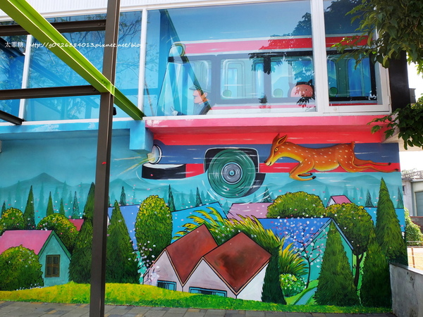 幾米廣場:【宜蘭】跟著幾米一起宜蘭小旅行。幾米廣場「向左走.向右走」、「星空」與「地下鐵」。森林裡的火車站「閉眼微笑的長頸鹿」。丟丟噹森林廣場出現飛天星空列車