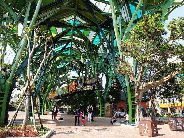 幾米廣場：【宜蘭】跟著幾米一起宜蘭小旅行。幾米廣場「向左走．向右走」、「星空」與「地下鐵」。森林裡的火車站「閉眼微笑的長頸鹿」。丟丟噹森林廣場出現飛天星空列車