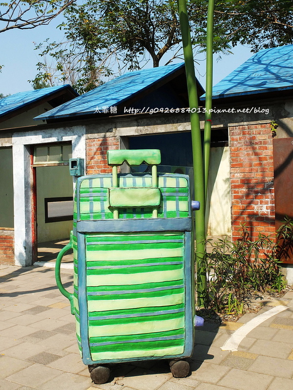 幾米廣場：【宜蘭】跟著幾米一起宜蘭小旅行。幾米廣場「向左走．向右走」、「星空」與「地下鐵」。森林裡的火車站「閉眼微笑的長頸鹿」。丟丟噹森林廣場出現飛天星空列車