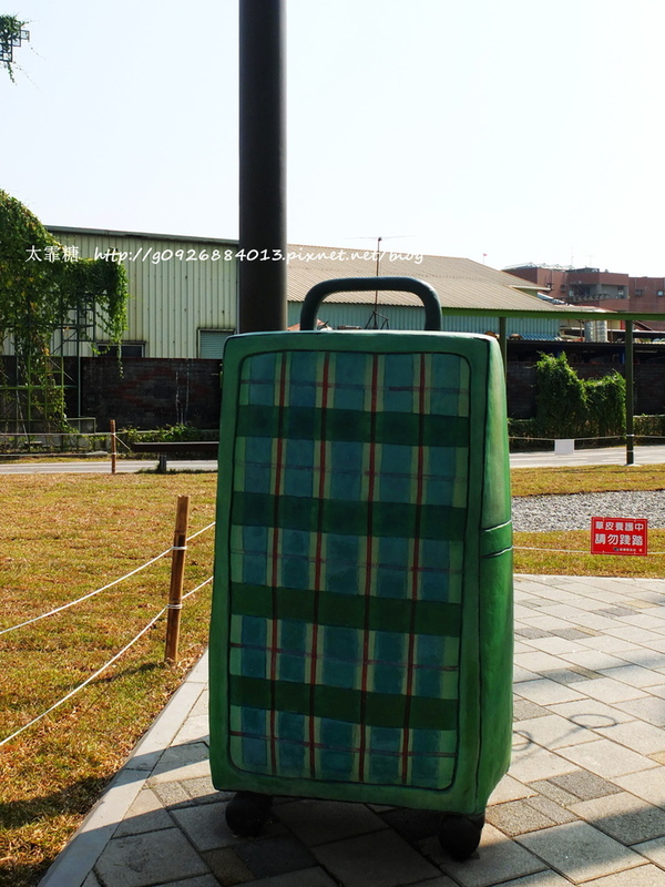 幾米廣場：【宜蘭】跟著幾米一起宜蘭小旅行。幾米廣場「向左走．向右走」、「星空」與「地下鐵」。森林裡的火車站「閉眼微笑的長頸鹿」。丟丟噹森林廣場出現飛天星空列車