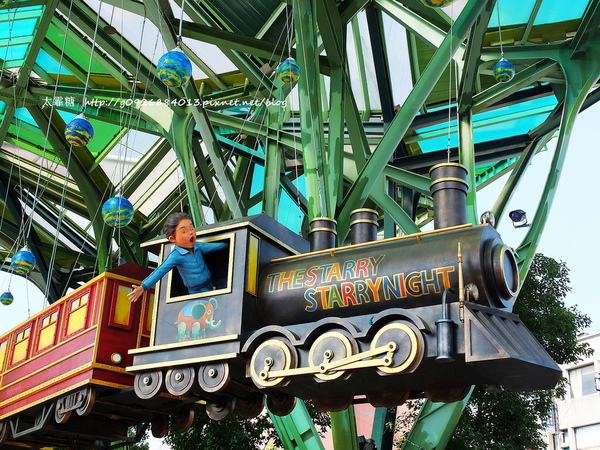 幾米廣場：【宜蘭】跟著幾米一起宜蘭小旅行。幾米廣場「向左走．向右走」、「星空」與「地下鐵」。森林裡的火車站「閉眼微笑的長頸鹿」。丟丟噹森林廣場出現飛天星空列車