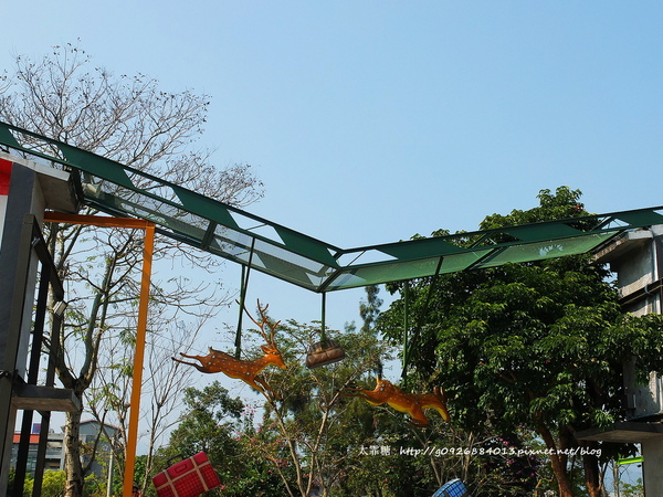 幾米廣場:【宜蘭】跟著幾米一起宜蘭小旅行。幾米廣場「向左走.向右走」、「星空」與「地下鐵」。森林裡的火車站「閉眼微笑的長頸鹿」。丟丟噹森林廣場出現飛天星空列車