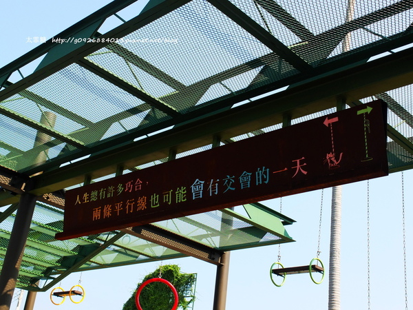 幾米廣場:【宜蘭】跟著幾米一起宜蘭小旅行。幾米廣場「向左走.向右走」、「星空」與「地下鐵」。森林裡的火車站「閉眼微笑的長頸鹿」。丟丟噹森林廣場出現飛天星空列車