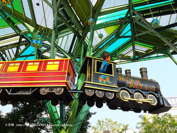 幾米廣場:【宜蘭】跟著幾米一起宜蘭小旅行。幾米廣場「向左走.向右走」、「星空」與「地下鐵」。森林裡的火車站「閉眼微笑的長頸鹿」。丟丟噹森林廣場出現飛天星空列車