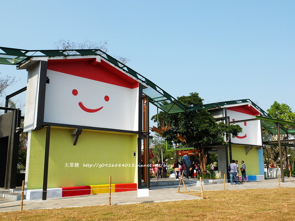 幾米廣場:【宜蘭】跟著幾米一起宜蘭小旅行。幾米廣場「向左走.向右走」、「星空」與「地下鐵」。森林裡的火車站「閉眼微笑的長頸鹿」。丟丟噹森林廣場出現飛天星空列車