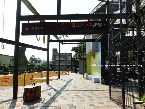 幾米廣場:【宜蘭】跟著幾米一起宜蘭小旅行。幾米廣場「向左走.向右走」、「星空」與「地下鐵」。森林裡的火車站「閉眼微笑的長頸鹿」。丟丟噹森林廣場出現飛天星空列車