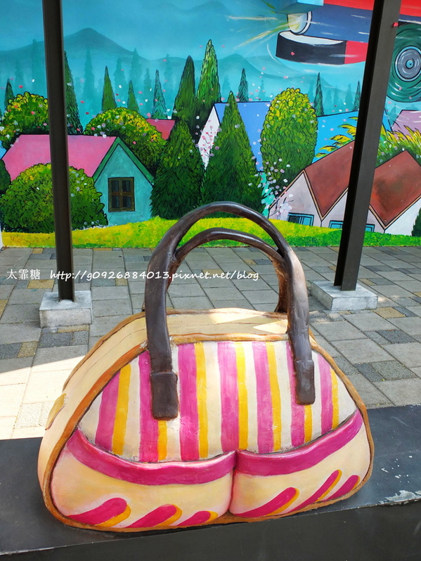 幾米廣場：【宜蘭】跟著幾米一起宜蘭小旅行。幾米廣場「向左走．向右走」、「星空」與「地下鐵」。森林裡的火車站「閉眼微笑的長頸鹿」。丟丟噹森林廣場出現飛天星空列車