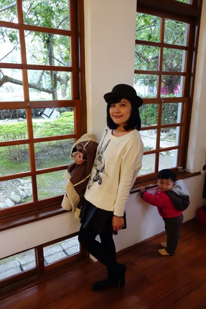 弟弟看我拍照立刻衝過來合照