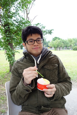 就在火車站斜對面!綠地超悠閒!